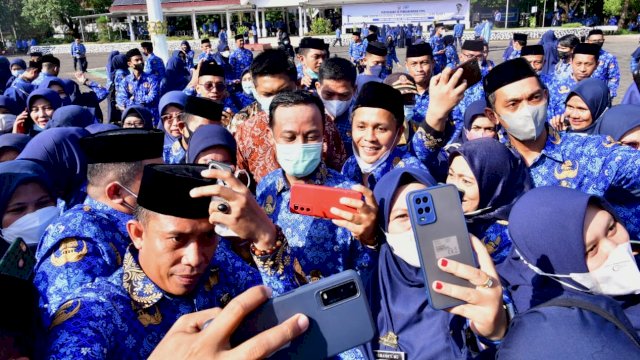 Puluhan ASN Pemprov Sulsel berebut untuk berswafoto dengan Gubernur Sulsel Andi Sudirman Sulaiman. (Istimewa)