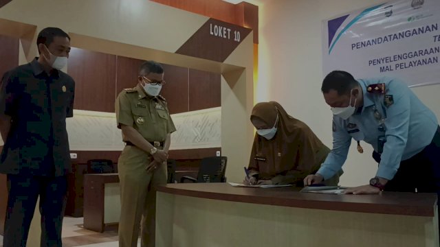 Wali Kota Parepare Taufan Pawe, menyaksikan penandatanganan MoU antara Dinas Penanaman Modal dan Pelayanan Terpadu Satu Pintu (DPMPTSP) dengan beberapa Instansi, Selasa (21/06/2022). (Istimewa)