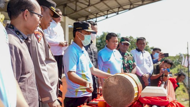Gubernur Sulsel Andi Sudirman Sulaiman, memukul gendang tanda dimulainya Pekan Olahraga Pelajar Daerah (POPDA) tingkat Provinsi Sulsel di Lapangan GOR Sudiang, Kota Makassar,&nbsp; Selasa (21/06/2022). (Istimewa)