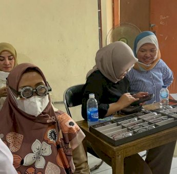 Polsek Tambora Bagi-Bagi Kacamata Gratis