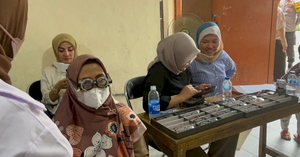 Polsek Tambora Bagi-Bagi Kacamata Gratis