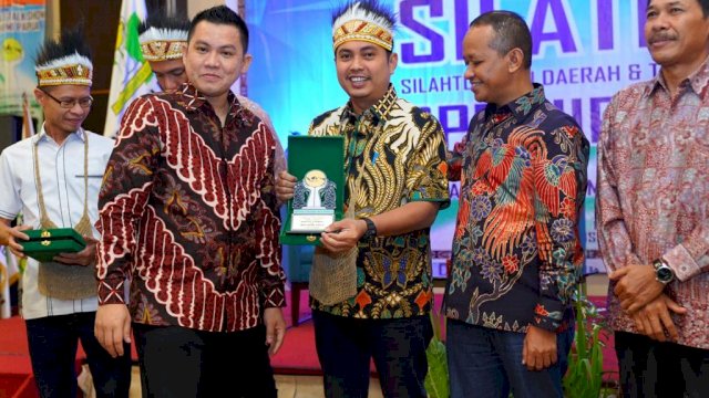Dasril Sahari memberikan cendera mata kepada Mardani H. Maming, saat berkunjung ke Jayapura bersama Menteri Investasi Bahlil Lahadalia beberapa waktu lalu. (Istimewa)