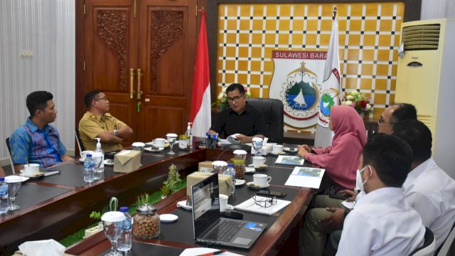 Pj Gubernur Sulbar Akmal Malik saat menerima Pihak PT Bukaka. (Istimewa)