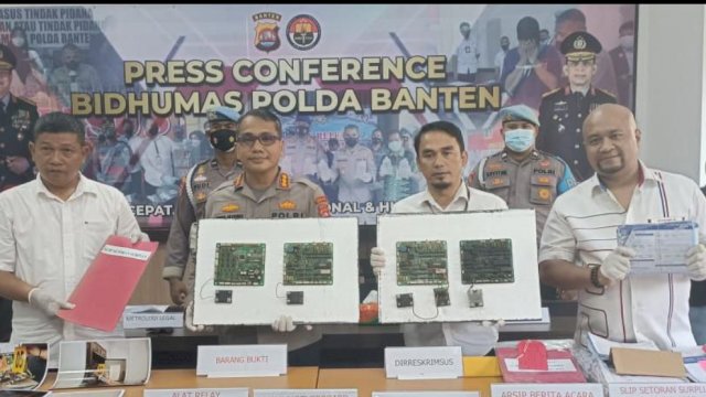 Kabid Humas Polda Banten Kombes Pol Shinto pimpin press confrence kecurangan penjualan BBM dengan remote. (Ist)