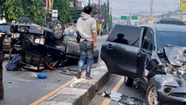 Hilang Kendali, mobil pickup baku hantam dengan Toyota Avanza di Tangsel, Rabu (22/06/2022). (Ist)