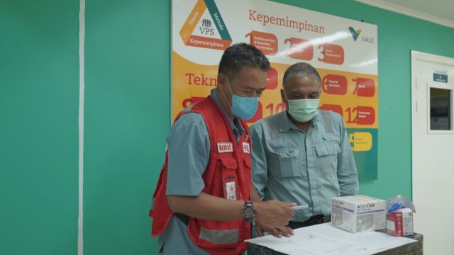 Penyerahan 55.800 Blood Lancet ke PMI Luwu Timur oleh PT Vale ke Palang Merah Indonesia (PMI) Kabupaten Luwu Timur, Selasa (21/06/2022). (Istimewa)