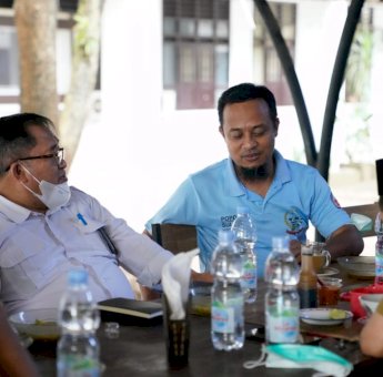 Susuri Area Perkantoran Gubernur, Andi Sudirman Sempatkan Waktu Bercengkrama dan Makan Siang Bersama ASN