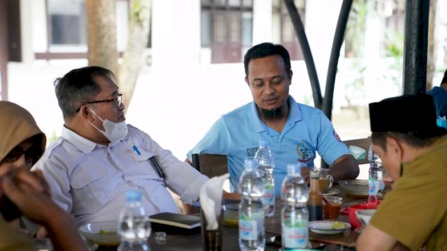 Gubernur Sulsel Andi Sudirman Sulaiman, berbincang dengan beberapa pejabat Pemprov di Kantin Kantor Gubernur, Selasa (21/06/2022). (Istimewa)