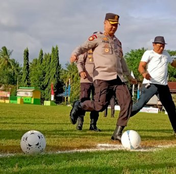 Semangati Peserta Turnamen Sepak Bola Al-Mubaraqah Desa Lompulle, Kapolres Soppeng: Juara 1 Hadiahnya Saya Tambah Rp10 Juta