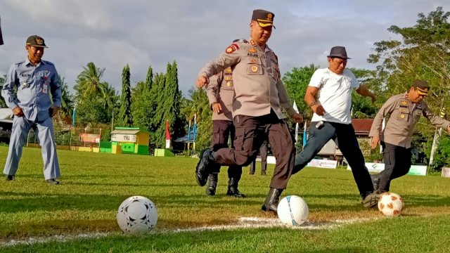 Kapolres Soppeng AKBP Santiaji Kartasasmita, menendang bola tanda dimulainya turnamen Al-Mubaraqah Cup 1, Rabu (22/06/2022). (Istimewa)