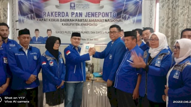 Ketua DPD PAN Jeneponto Asdin B Aziz, didampingi Sekretaris PAN Hanafie Sewang serta Bendahara Awaluddin Sinring, saat menggelar Rakerda, Rabu (22/06/2022). (Istimewa)