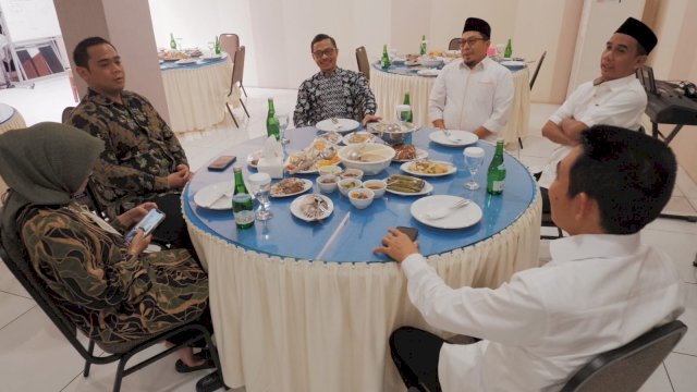 Ketua DPRD Makassar, Rudianto Lallo berbincang akrab dengan Imam Masjid Islamic Center of New York, Muhammad Shamsi Ali di Rujab Ketua DPRD Makassar, Jalan Hertasning, Rabu (22/6/2022).