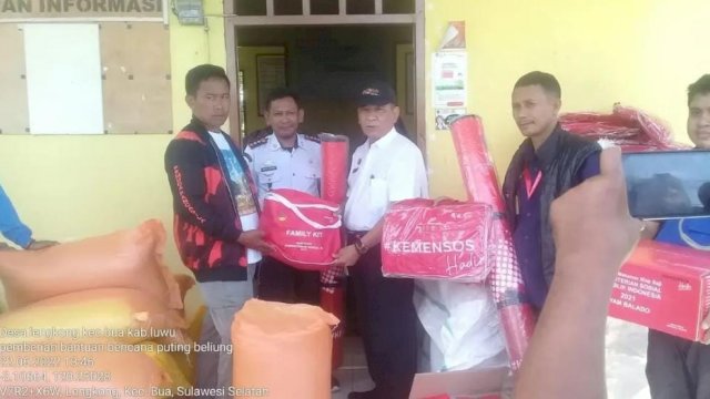 Penyaluran bantuan Pemprov Sulsel untuk korban Angin Puting Beliung di Kantor Kepala Desa Lengkong, Kabupaten Luwu. (Istimewa)