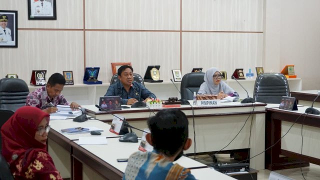 Rapat evaluasi kerja pejabat dan staf DPRD Luwu Timur diruang aspirasi, Kamis (23/6/2022).