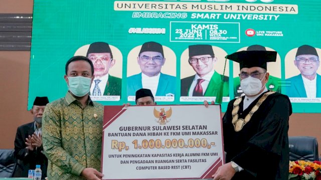 Gubernur Sulsel Andi Sudirman Sulaiman, menyerahkan secara simbolis bantuan keuangan kepada Rektor UMI Prof. Basri Modding. (Istimewa)