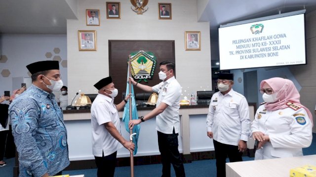 Bupati Gowa Adnan Purichta Ichsan, saat melepas puluhan kafilah yang akan mengikuti MTQ tingkat Sulsel. (Dok. Humas Gowa)