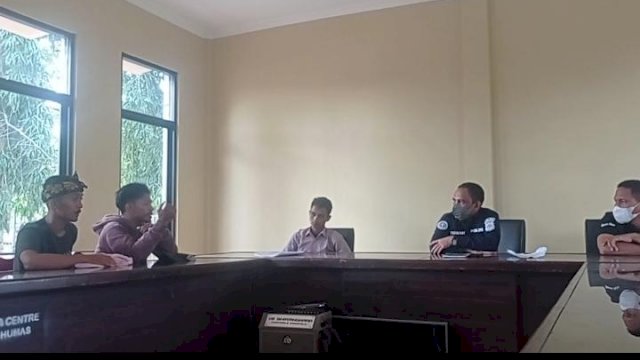 Kabid Humas BEM FKIP UHO Jafir Halim, bersama keluarga dan teman-temannya pada saat hering dengan Humas Polda Sultra, Senin (20/06/2022) lalu.