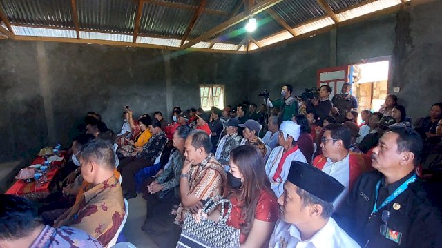 Sejumlah Warga Kabupaten Mamasa Hadir Dalam Program 'Merdeka' Dinas Perumahan dan Pemukiman Kabupaten Mamas. (Foto: Jupran Panandang)