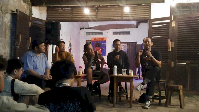 Novyandi Saputra (Akaracita dan NSA Project Movement), memaparkan perkembangan musik bersama Sumasno Hadi dan Feriza Manuwu, di Dharma Coffe Banjarmasin, Rabu (22/6/2022). (Foto: Rahim Arza/Republiknews.co.id)