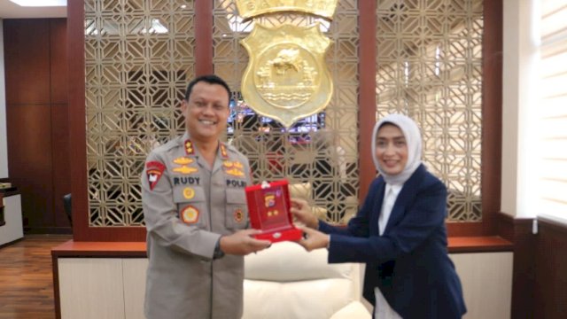Kapolda Banten Irjen Pol Prof. Rudy Heriyanto, bersama Direktur Utara ASDP Ira Puspadewi. (Istimewa)