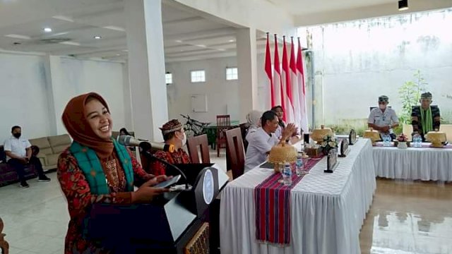 Wali Kota Mojokerto Ika Puspitasari, memberikan sambutan saat diterima di Rumah Jabatan Bupati Wakatobi. (Istimewa)