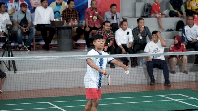 Bupati Gowa Adnan Purichta Ichsan, saat menyaksikan langsung pertandingan atlet bulutangkis yang bertanding di POPDA Sulsel, di Gedung Futsal dan Badminton Sport Center Makassar, Kamis (23/06/2022). (Dok. Humas Gowa)