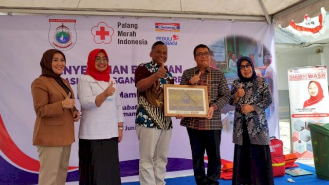 Sekprov Sulbar Muhammad Idris Didampingi Ketua PMI Sulbar Enny Anggraeny&nbsp; Anwar Saat Menerima Bantuan Program Sahabat Wash Indomaret Peduli. (Ist)