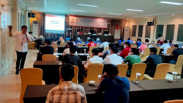 Ketua PMI Kota Makassar Syamsu Rizal (Deng Ical), memberikan materi saat Sosialisasi Manajemen Penanggulangan Bencana, Kamis (23/06/2022). (Istimewa)