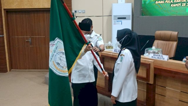 Wali Kota Parepare Taufan Pawe, memberikan Pataka tanda dilepasnya secara resmi Rombongan Kafila Musabaqah Tilawatil Quran (MTQ), Kamis (23/06/2022). (Istimewa)