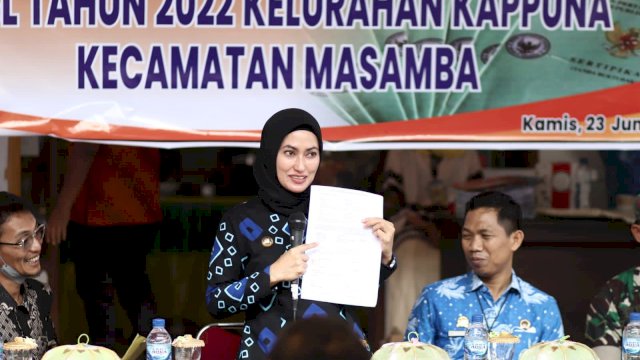 Bupati Luwu Utara Indah Putri Indriani menunjukkan sertifikat tanah yang akan diberikan kepada 100 warga Kelurahan Kappuna secara gratis melalui program PTSL, Kamis (23/06/2022).
