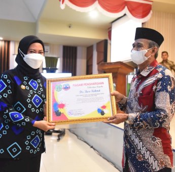 Peringatan HLUN Di Luwu Utara Baso Rahmat Dan Hj Nurhayati Dinobatkan Sebagai Lansia Tangguh