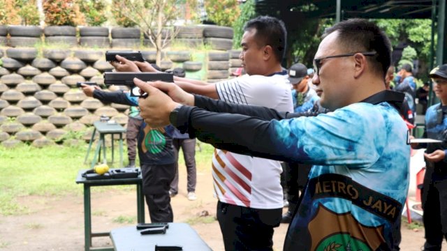 Kapolres Metro Jakarta Barat Kombes Pol Pasma Royce, di Lapangan Perbakin Senayan saat mengikuti Kapolda Cup 2022 menembak. (Istimewa)