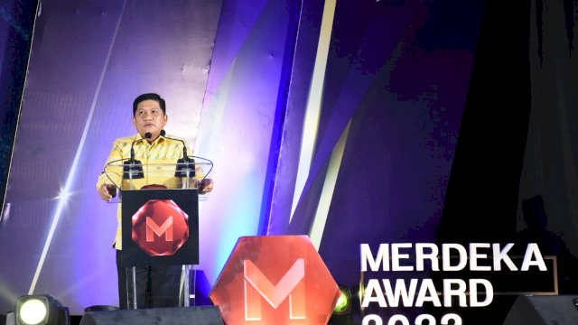 Kepala Dinas Kominfo Sulsel Amson Padolo, memberikan sambutan usai menerima "Merdeka Award", Kamis (23/06/2022). (Istimewa)