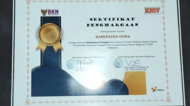 Penghargaan BKN untuk BKPSDM Gowa sebagai instansi yang mampu menyelesaikan proses kenaikan pangkat ASN dengan mudah di wilayah kerja Kantor Regional 4 BKN Makassar. (FOTO. Humas Gowa)