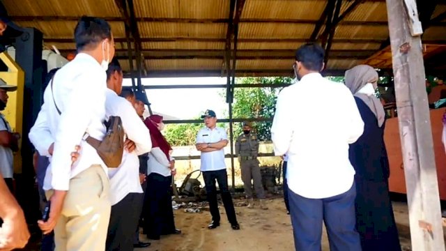 Bupati Paser dr. Fahmi Fadli saat meninjau lokasi workshop Dinas Pekerjaan Umum dan Tata Ruang (DPUTR) Paser yang ada di Desa Tapis, Kecamatan Tanah Grogot, Kabupaten Paser, Kalimantan Timur. (Istimewa)
