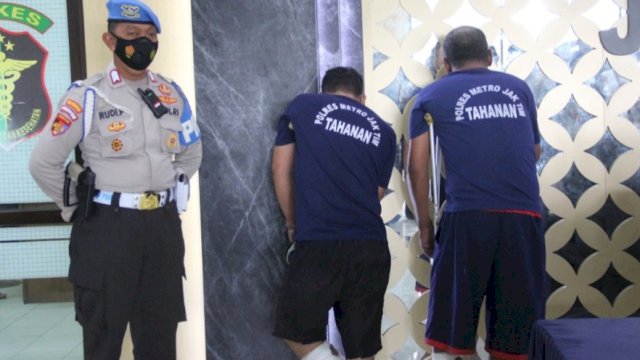 BS (44) dan AH (36) dua pelaku rampok minimarket bersenjata api berhasil diamankan di Polres Jakarta Timur. (Istimewa)