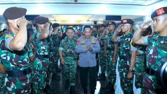 Kapolri Jenderal Pol Listyo Sigit Prabowo dan KSAD Jenderal TNI Dudung Abdurachman, saat menghadiri Apel Komandan Satuan (Dansat) TNI AD di Akademi Militer, Magelang, Jawa Tengah, Kamis (23/06/2022). (Istimewa)