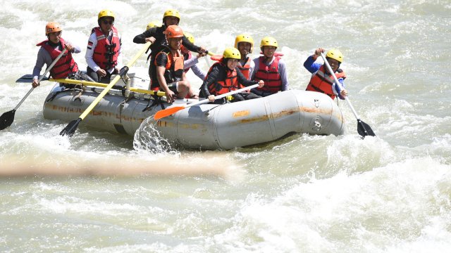 Bupati Luwu Utara Indah Putri Indriani bersama peserta Jambore Nasional Arus Deras Sungai Rongkong mengarungi sungai Rongkong. Jumat (25/06/2022) foto/Protokol Luwu Utara