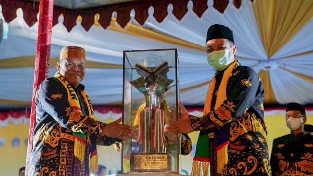 Gubernur Sulsel Andi Sudirman Sulaiman, menyerahkan Piala Bergilir Juara Umum MTQ ke XXXII Sulawesi Selatan kepada Bupati Bone Andi Fashar Parjalangi untuk diperebutkan. (Istimewa)