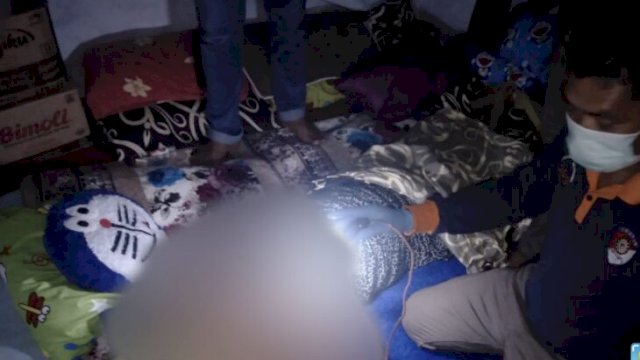 Polisi melakukan evakuasi kepada UK yang tewas ditangan mantan suaminya, Sabtu (25/06/2022) dinihari. (FOTO. Yusuf/Republiknews.co.id)