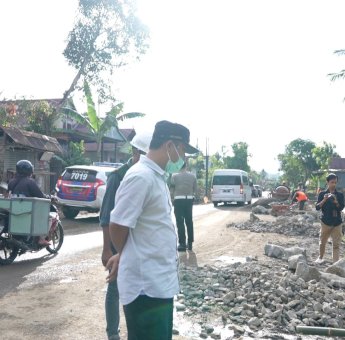 Gubernur Tinjau Ruas Pekkae-Takkalalla, Mulai Tahap Pembangunan Talud untuk Cegah Luapan Banjir di Badan Jalan