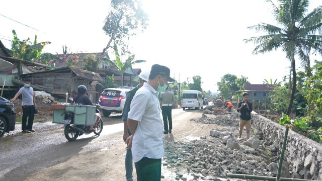 Gubernur Sulsel Andi Sudirman Sulaiman, saat meninjau Jalan Poros Buludua yang menghubung Kabupaten Barru dan Soppeng, Sabtu (25/06/2022). (Istimewa)