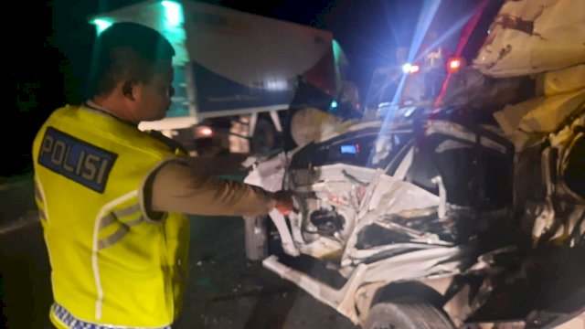 Mobil B 2804 TOA alami rusak berat setelah kecelakaan akibat pengemudi ngantuk. (Istimewa)
