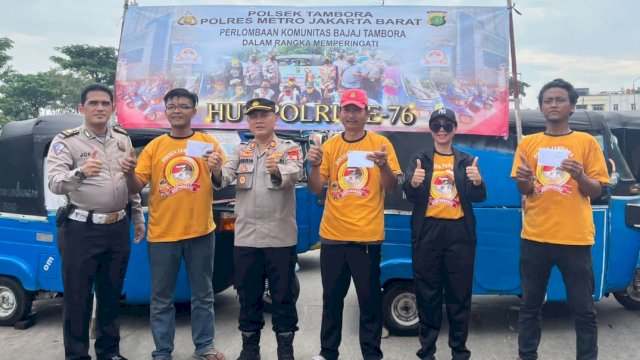 Kapolsek Tambora Kompol Rosana, bersama komunitas pengemudi blBajaj usai menggelar lomba. (Istimewa)
