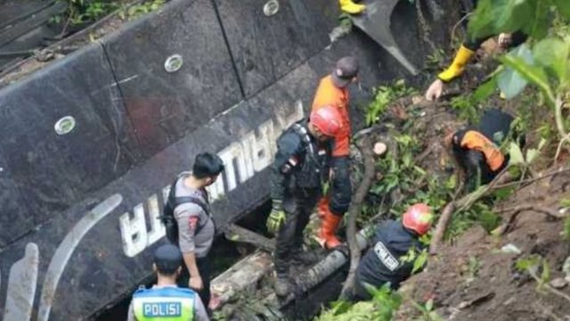 Polisi sedang mengevakuasi korban bus masuk jurang sedalam lebih kurang 10 meter di Kabupaten Tasikmalaya. (Istimewa)