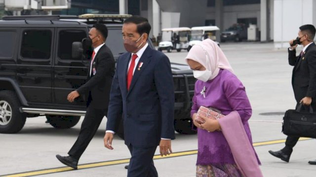 Presiden Jokowi dan Ibu Iriana Jokowi berjalan menuju pesawat di Bandara Soekarno Hatta saat akan memulai rangkaian kunjungannya. (Istimewa)