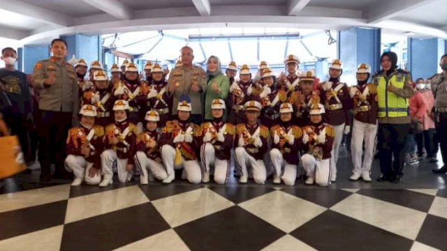 Kapolres Metro Bekasi Kota Kombes Pol Hengki berfoto bersama Pocil, Sabtu (25/06/2022). (Istimewa)