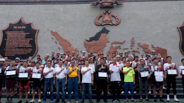 Tim Gowes Presisi Nusantara berhasil taklukan rute Jakarta-Semarang kurang dari 24 jam. Rombongan foto bersama di Kompleks Akpol Semarang, Minggu (26/06/2022). (Istimewa)