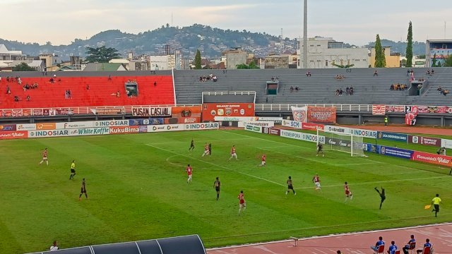 Suasana pertandingan Barito Putera vs Madura United di Stadion Segiri Samarinda pada Sabtu sore (25/6/2022). (Foto: Kurniawan/Republiknews.co.id)