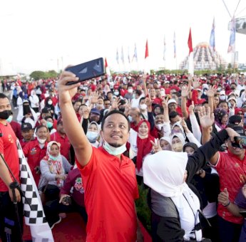 Andi Sudirman Lepas Peserta Sulsel Anti Mager Gerakan 10.000 Langkah Per Hari